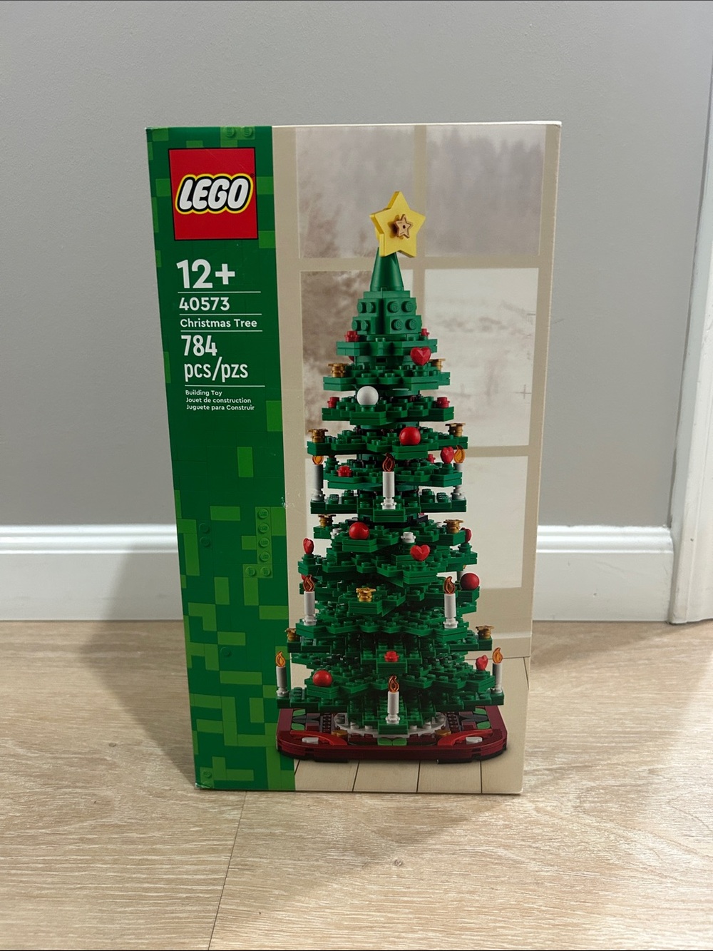 LEGO Christmas Tree Display with Red and Gold Accents (Green)